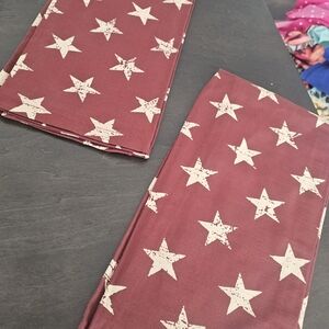 Set Of 2. NEW Star Patterned Table TOWELS STARGAZER WINE.